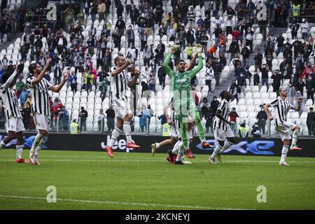 I giocatori della Juventus festeggiano la vittoria dopo la partita di Serie A n.6 JUVENTUS - SAMPDORIA il 26 settembre 2021 allo Stadio Allianz di Torino, Piemonte. Risultato finale: Juventus-Sampdoria 3-2. (Foto di Matteo Bottanelli/NurPhoto) Foto Stock