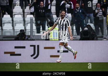 Il centrocampista della Juventus Manuel Locatelli (27) festeggia, dopo aver segnato il suo gol, di farne 3-1 durante la Serie Una partita di calcio n.6 JUVENTUS - SAMPDORIA il 26 settembre 2021 allo Stadio Allianz di Torino, Piemonte, Italia. Risultato finale: Juventus-Sampdoria 3-2. (Foto di Matteo Bottanelli/NurPhoto) Foto Stock