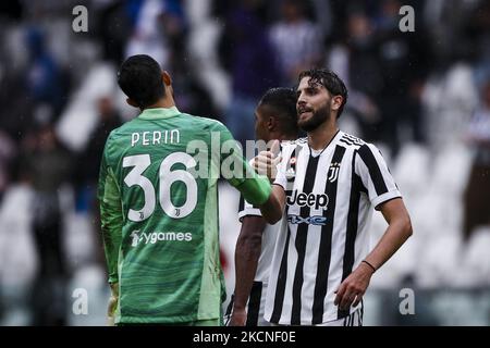 Il centrocampista della Juventus Manuel Locatelli (27) celebra la vittoria con il portiere della Juventus Mattia Perin (36) dopo la partita di calcio n.6 JUVENTUS - SAMPDORIA il 26 settembre 2021 allo Stadio Allianz di Torino, Piemonte, Italia. Risultato finale: Juventus-Sampdoria 3-2. (Foto di Matteo Bottanelli/NurPhoto) Foto Stock