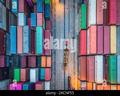 Un panorama di droni a lunga esposizione del porto di container Kwai Chung a Hong Kong. (Foto di Marc Fernandes/NurPhoto) Foto Stock