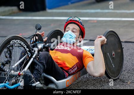 Joseph Fritsch, francese, un atleta di handbyke Elite, aspetta alla linea di partenza per iniziare la gara, mentre migliaia di persone partecipano alla 47 Maratona di Berlino il 26 settembre 2021 a Berlino, Germania. La maratona è ripresa come un evento di massa dopo un anno di gap causato dalla pandemia di Coronavirus, anche se sono state prese precauzioni extre per mantenere i partecipanti e il pubblico al sicuro. (Foto di Dominika Zarzycka/NurPhoto) Foto Stock