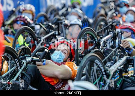 Gli atleti Elite Handbyke aspettano alla linea di partenza per iniziare la gara, mentre migliaia di persone partecipano alla maratona di Berlino del 47 il 26 settembre 2021 a Berlino, in Germania. La maratona è ripresa come un evento di massa dopo un anno di gap causato dalla pandemia di Coronavirus, anche se sono state prese precauzioni extre per mantenere i partecipanti e il pubblico al sicuro. (Foto di Dominika Zarzycka/NurPhoto) Foto Stock