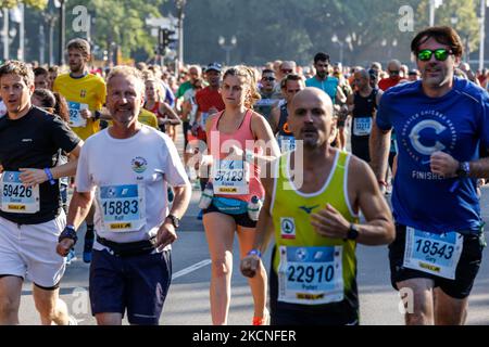 I partecipanti corrono come migliaia di persone partecipano a 47. BMW alla Bundesstrasse alla Maratona di Berlino il 26 settembre 2021 a Berlino, Germania. La maratona è ripresa come un evento di massa dopo un anno di gap causato dalla pandemia di Coronavirus, anche se sono state prese precauzioni extra per mantenere i partecipanti e il pubblico al sicuro. (Foto di Dominika Zarzycka/NurPhoto) Foto Stock