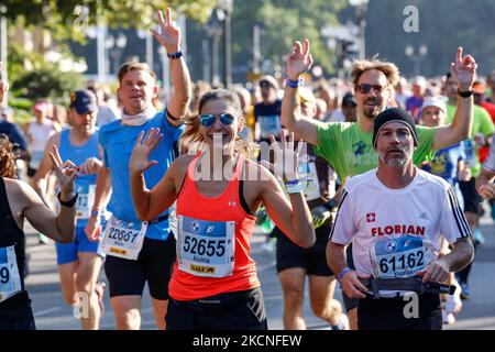 I partecipanti corrono come migliaia di persone partecipano a 47. BMW alla Bundesstrasse alla Maratona di Berlino il 26 settembre 2021 a Berlino, Germania. La maratona è ripresa come un evento di massa dopo un anno di gap causato dalla pandemia di Coronavirus, anche se sono state prese precauzioni extra per mantenere i partecipanti e il pubblico al sicuro. (Foto di Dominika Zarzycka/NurPhoto) Foto Stock