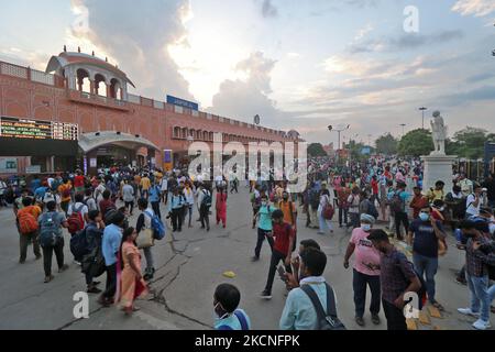 I candidati si affollano alla stazione ferroviaria dopo il loro esame di idoneità del Rajasthan per gli insegnanti (REET), a Jaipur, Rajasthan, India, il 26 settembre, 2021. (Foto di Vishal Bhatnagar/NurPhoto) Foto Stock