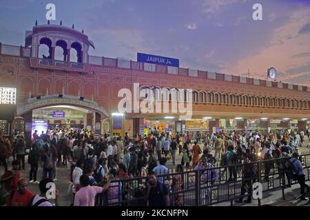 I candidati si affollano alla stazione ferroviaria dopo il loro esame di idoneità del Rajasthan per gli insegnanti (REET), a Jaipur, Rajasthan, India, il 26 settembre, 2021. (Foto di Vishal Bhatnagar/NurPhoto) Foto Stock