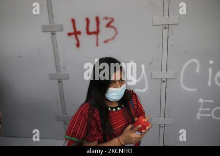 Una donna della comunità indigena Triqui fa alcuni graffiti nello spazio pubblico mentre marciava dall'Angelo dell'Indipendenza allo Zocalo a Città del Messico, per chiedere giustizia e punizione per i 43 studenti dispersi di Ayotzinapa, Guerrero, il 26 settembre 2014. (Foto di Gerardo Vieyra/NurPhoto) Foto Stock