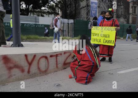 Una donna della comunità indigena Triqui fa alcuni graffiti nello spazio pubblico mentre marciava dall'Angelo dell'Indipendenza allo Zocalo a Città del Messico, per chiedere giustizia e punizione per i 43 studenti dispersi di Ayotzinapa, Guerrero, il 26 settembre 2014. (Foto di Gerardo Vieyra/NurPhoto) Foto Stock