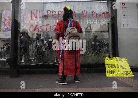 Una donna della comunità indigena Triqui fa alcuni graffiti nello spazio pubblico mentre marciava dall'Angelo dell'Indipendenza allo Zocalo a Città del Messico, per chiedere giustizia e punizione per i 43 studenti dispersi di Ayotzinapa, Guerrero, il 26 settembre 2014. (Foto di Gerardo Vieyra/NurPhoto) Foto Stock