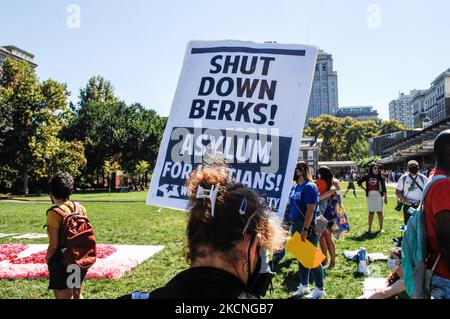 I manifestanti si riuniscono su Independence Mall per chiedere a Biden di porre fine a tutti i contratti ICE con la contea di Berks, mentre ICE prevede di aprire un nuovo centro di detenzione per donne immigrate presso la prigione della contea di Berks, Philadelphia, PA, il 25 settembre 2021. (Foto di Cory Clark/NurPhoto) Foto Stock