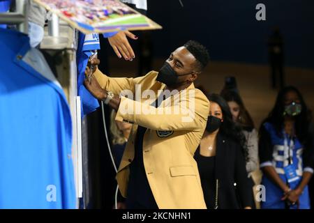 L'ex ricevitore dei Detroit Lions Calvin Johnson Jr., canta autografi durante una partita di football della NFL tra i Baltimore Ravens e i Detroit Lions a Detroit, Michigan USA, domenica 26 settembre 2021. (Foto di Jorge Lemus/NurPhoto) Foto Stock