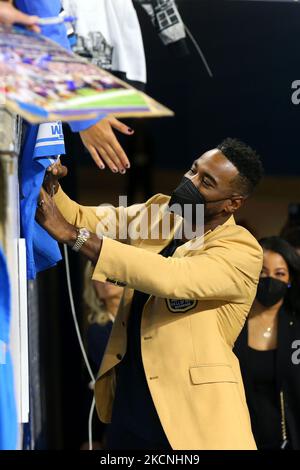 L'ex ricevitore dei Detroit Lions Calvin Johnson Jr., canta autografi durante una partita di football della NFL tra i Baltimore Ravens e i Detroit Lions a Detroit, Michigan USA, domenica 26 settembre 2021. (Foto di Jorge Lemus/NurPhoto) Foto Stock