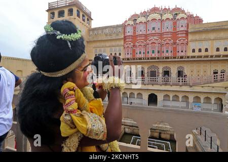 Artisti alla storica Hawa Mahal in occasione della Giornata Mondiale del Turismo a Jaipur, Rajasthan, India, il 27 settembre 2021. (Foto di Vishal Bhatnagar/NurPhoto) Foto Stock