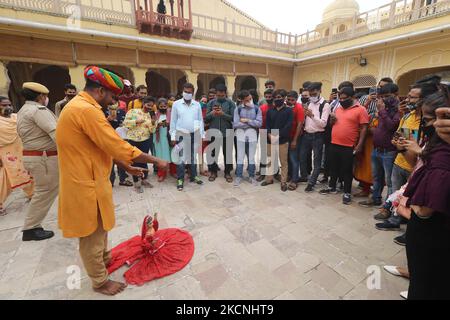 Visitatori alla storica Hawa Mahal in occasione della Giornata Mondiale del Turismo a Jaipur, Rajasthan, India, il 27 settembre 2021. (Foto di Vishal Bhatnagar/NurPhoto) Foto Stock