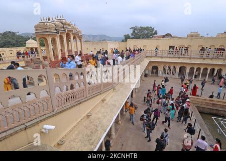 Visitatori alla storica Hawa Mahal in occasione della Giornata Mondiale del Turismo a Jaipur, Rajasthan, India, il 27 settembre 2021. (Foto di Vishal Bhatnagar/NurPhoto) Foto Stock