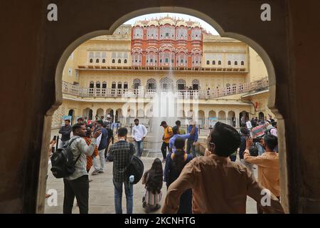 Visitatori alla storica Hawa Mahal in occasione della Giornata Mondiale del Turismo a Jaipur, Rajasthan, India, il 27 settembre 2021. (Foto di Vishal Bhatnagar/NurPhoto) Foto Stock