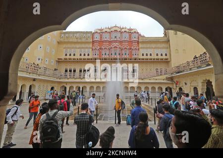 Visitatori alla storica Hawa Mahal in occasione della Giornata Mondiale del Turismo a Jaipur, Rajasthan, India, il 27 settembre 2021. (Foto di Vishal Bhatnagar/NurPhoto) Foto Stock