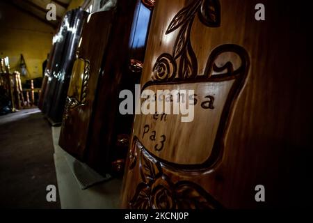 Osorno, Cile. Settembre 27, 2021.- Cofani alla Casa funeraria durante la pandemia causata dal coronavirus, a Osorno, Cile. (Foto di Fernando Lavoz/NurPhoto) Foto Stock