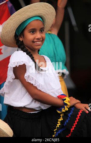 Una giovane colombiana vestita con abiti tradizionali durante un programma culturale a Toronto, Ontario, Canada, il 09 settembre 2010. (Foto di Creative Touch Imaging Ltd./NurPhoto) Foto Stock