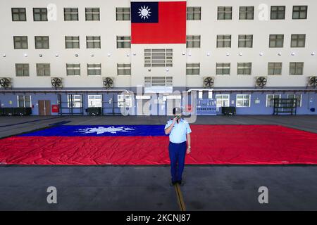 Una tremenda bandiera di Taiwan è esposta in un campo militare, come parte di una prova per la performance flyby della Double-Ten National Day Celebration di Taiwan, in mezzo alle crescenti tensioni tra Pechino e Taipei e alle minacce provenienti dalla Cina, a Taoyuan, Taiwan 28 settembre 2021. La bandiera taiwanese larga 18 metri e lunga 12 metri, secondo la state media Central News Agency, sarà portata da due elicotteri CH-47 Chinook battenti bandiera sopra l'edificio presidenziale il 10 ottobre, mentre l'isola sta sviluppando legami migliori con gli Stati Uniti, il Regno Unito, l'Australia, E altri paesi europei come la Lituania, la Repubblica Ceca Foto Stock