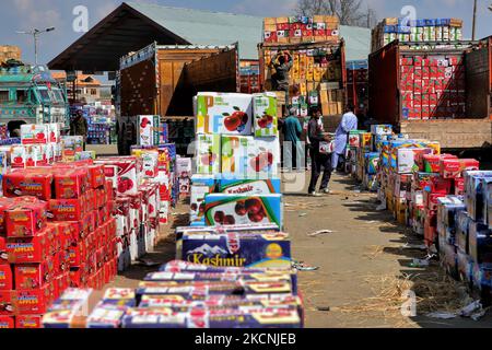 I lavoratori di Kashmiri trasportano scatole di mele da caricare su camion in un mercato all'ingrosso di frutta a Sopore, distretto di baramulla, Jammu e Kashmir, India, circa 54kms km a nord di Srinagar, il 28 settembre 2021. Jammu & Kashmir vanta di circa il 80% di quota di mela totale prodotta nel country.Â la coltivazione di mele e la sua catena di valore è uno dei principali soggiorni dell'economia rurale con un reddito di circa RS. 1500 crores.Â la produzione di mele è prevalentemente limitata ai distretti di Srinagar, Ganderbal, Budgam, Baramulla, Kupwara, Anantnag e Shopian nella provincia del Kashmir. (Foto di Nasir Kachroo/NurPhoto) Foto Stock