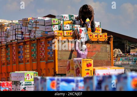 I lavoratori di Kashmiri trasportano scatole di mele da caricare su camion in un mercato all'ingrosso di frutta a Sopore, distretto di baramulla, Jammu e Kashmir, India, circa 54kms km a nord di Srinagar, il 28 settembre 2021. Jammu & Kashmir vanta di circa il 80% di quota di mela totale prodotta nel country.Â la coltivazione di mele e la sua catena di valore è uno dei principali soggiorni dell'economia rurale con un reddito di circa RS. 1500 crores.Â la produzione di mele è prevalentemente limitata ai distretti di Srinagar, Ganderbal, Budgam, Baramulla, Kupwara, Anantnag e Shopian nella provincia del Kashmir. (Foto di Nasir Kachroo/NurPhoto) Foto Stock