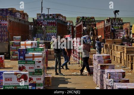 I lavoratori di Kashmiri trasportano scatole di mele da caricare su camion in un mercato all'ingrosso di frutta a Sopore, distretto di baramulla, Jammu e Kashmir, India, circa 54kms km a nord di Srinagar, il 28 settembre 2021. Jammu & Kashmir vanta di circa il 80% di quota di mela totale prodotta nel country.Â la coltivazione di mele e la sua catena di valore è uno dei principali soggiorni dell'economia rurale con un reddito di circa RS. 1500 crores.Â la produzione di mele è prevalentemente limitata ai distretti di Srinagar, Ganderbal, Budgam, Baramulla, Kupwara, Anantnag e Shopian nella provincia del Kashmir. (Foto di Nasir Kachroo/NurPhoto) Foto Stock