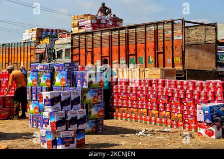 I lavoratori di Kashmiri trasportano scatole di mele da caricare su camion in un mercato all'ingrosso di frutta a Sopore, distretto di baramulla, Jammu e Kashmir, India, circa 54kms km a nord di Srinagar, il 28 settembre 2021. Jammu & Kashmir vanta di circa il 80% di quota di mela totale prodotta nel country.Â la coltivazione di mele e la sua catena di valore è uno dei principali soggiorni dell'economia rurale con un reddito di circa RS. 1500 crores.Â la produzione di mele è prevalentemente limitata ai distretti di Srinagar, Ganderbal, Budgam, Baramulla, Kupwara, Anantnag e Shopian nella provincia del Kashmir. (Foto di Nasir Kachroo/NurPhoto) Foto Stock