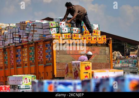 I lavoratori di Kashmiri trasportano scatole di mele da caricare su camion in un mercato all'ingrosso di frutta a Sopore, distretto di baramulla, Jammu e Kashmir, India, circa 54kms km a nord di Srinagar, il 28 settembre 2021. Jammu & Kashmir vanta di circa il 80% di quota di mela totale prodotta nel country.Â la coltivazione di mele e la sua catena di valore è uno dei principali soggiorni dell'economia rurale con un reddito di circa RS. 1500 crores.Â la produzione di mele è prevalentemente limitata ai distretti di Srinagar, Ganderbal, Budgam, Baramulla, Kupwara, Anantnag e Shopian nella provincia del Kashmir. (Foto di Nasir Kachroo/NurPhoto) Foto Stock