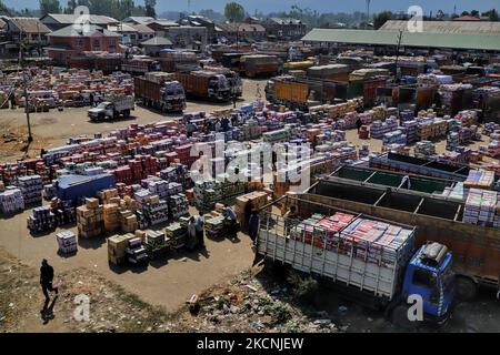 I lavoratori di Kashmiri trasportano scatole di mele da caricare su camion in un mercato all'ingrosso di frutta a Sopore, distretto di baramulla, Jammu e Kashmir, India, circa 54kms km a nord di Srinagar, il 28 settembre 2021. Jammu & Kashmir vanta di circa il 80% di quota di mela totale prodotta nel country.Â la coltivazione di mele e la sua catena di valore è uno dei principali soggiorni dell'economia rurale con un reddito di circa RS. 1500 crores.Â la produzione di mele è prevalentemente limitata ai distretti di Srinagar, Ganderbal, Budgam, Baramulla, Kupwara, Anantnag e Shopian nella provincia del Kashmir. (Foto di Nasir Kachroo/NurPhoto) Foto Stock