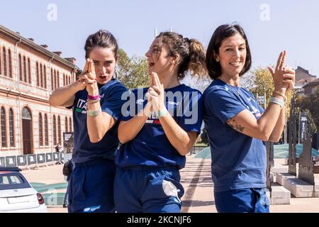 Gli atleti Paralimpici Italiani Martina Caironi, Ambra Sabatini e Monica Graziana Contrafatto, primo, secondo e terzo alle Paralimpiche di Tokyo degli anni '100m, posano per le foto durante la settimana della tecnologia Italiana. Italian Tech Week è un festival di tecnologia e risorse a sostegno della tecnologia del futuro che si è tenuto a Torino il 24 settembre 2021. (Foto di Mauro Ujetto/NurPhoto) Foto Stock