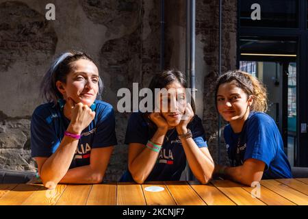 Gli atleti Paralimpici Italiani Martina Caironi, Ambra Sabatini e Monica Graziana Contrafatto, primo, secondo e terzo alle Paralimpiche di Tokyo degli anni '100m, posano per le foto durante la settimana della tecnologia Italiana. Italian Tech Week è un festival di tecnologia e risorse a sostegno della tecnologia del futuro che si è tenuto a Torino il 24 settembre 2021. (Foto di Mauro Ujetto/NurPhoto) Foto Stock