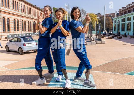 Gli atleti Paralimpici Italiani Martina Caironi, Ambra Sabatini e Monica Graziana Contrafatto, primo, secondo e terzo alle Paralimpiche di Tokyo degli anni '100m, posano per le foto durante la settimana della tecnologia Italiana. Italian Tech Week è un festival di tecnologia e risorse a sostegno della tecnologia del futuro che si è tenuto a Torino il 24 settembre 2021. (Foto di Mauro Ujetto/NurPhoto) Foto Stock