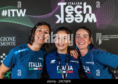 Gli atleti Paralimpici Italiani Martina Caironi, Ambra Sabatini e Monica Graziana Contrafatto, primo, secondo e terzo alle Paralimpiche di Tokyo degli anni '100m, posano per le foto durante la settimana della tecnologia Italiana. Italian Tech Week è un festival di tecnologia e risorse a sostegno della tecnologia del futuro che si è tenuto a Torino il 24 settembre 2021. (Foto di Mauro Ujetto/NurPhoto) Foto Stock