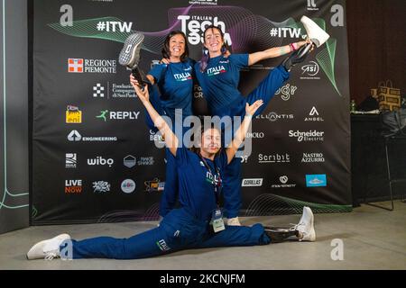 Gli atleti Paralimpici Italiani Martina Caironi, Ambra Sabatini e Monica Graziana Contrafatto, primo, secondo e terzo alle Paralimpiche di Tokyo degli anni '100m, posano per le foto durante la settimana della tecnologia Italiana. Italian Tech Week è un festival di tecnologia e risorse a sostegno della tecnologia del futuro che si è tenuto a Torino il 24 settembre 2021. (Foto di Mauro Ujetto/NurPhoto) Foto Stock