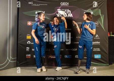 Gli atleti Paralimpici Italiani Martina Caironi, Ambra Sabatini e Monica Graziana Contrafatto, primo, secondo e terzo alle Paralimpiche di Tokyo degli anni '100m, posano per le foto durante la settimana della tecnologia Italiana. Italian Tech Week è un festival di tecnologia e risorse a sostegno della tecnologia del futuro che si è tenuto a Torino il 24 settembre 2021. (Foto di Mauro Ujetto/NurPhoto) Foto Stock