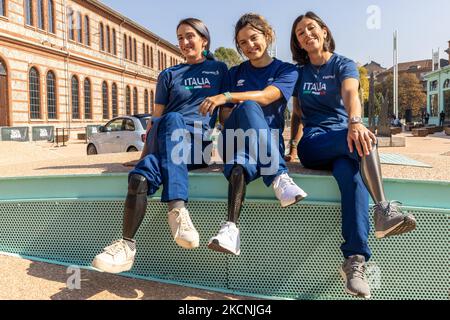 Gli atleti Paralimpici Italiani Martina Caironi, Ambra Sabatini e Monica Graziana Contrafatto, primo, secondo e terzo alle Paralimpiche di Tokyo degli anni '100m, posano per le foto durante la settimana della tecnologia Italiana. Italian Tech Week è un festival di tecnologia e risorse a sostegno della tecnologia del futuro che si è tenuto a Torino il 24 settembre 2021. (Foto di Mauro Ujetto/NurPhoto) Foto Stock