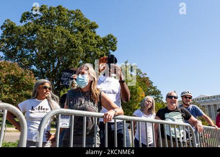 I manifestanti di sinistra grida una conferenza stampa tenuta dai repubblicani della Camera che denuncia la teoria razziale critica e propaga falsità sulla teoria. I manifestanti erano già al Campidoglio che conducevano un sit-in della durata di una settimana per il Build Back Better Act. (Foto di Allison Bailey/NurPhoto) Foto Stock