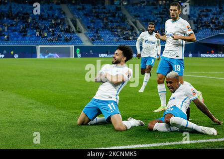 Claudinho (11) di Zenit celebra il suo gol con Wendel (8), Aleksei Sutormin (19) e Malcom durante la partita UEFA Champions League Group H tra Zenit St. Petersburg e Malmo FF il 29 settembre 2021 alla Gazprom Arena di San Pietroburgo, Russia. (Foto di Mike Kireev/NurPhoto) Foto Stock