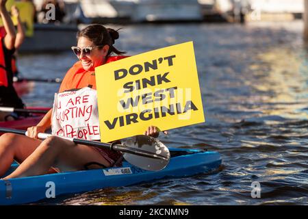 I Virginiani occidentali protestano contro la casa galleggiante del senatore Joe Manchin, quasi il cielo, nella marina di Washington. I dimostranti lo stanno esortando ad approvare il Build Back Better Act (noto anche come budget per la riconciliazione) e i suoi investimenti in soluzioni per l'assistenza sanitaria, la cittadinanza e il clima. (Foto di Allison Bailey/NurPhoto) Foto Stock