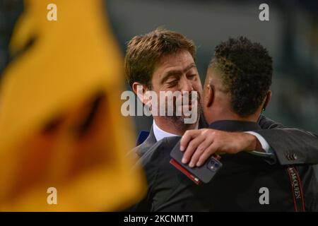 Andrea Agnelli presidente della Juventus abbraccia Patrick Evra durante la partita della UEFA Champions League tra Juventus FC e Chelsea FC allo stadio Allianz di Torino, il 29 settembre 2021 (Foto di Alberto Gandolfo/NurPhoto) Foto Stock
