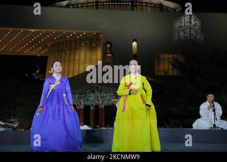 29 settembre 2021-Seoul, Corea del Sud-Lee Choon Hee(r), cantante maestro di Pansori (recita una canzone drammatica della tradizione coreana), si esibisce sul palco durante un concerto Untact di cultura sudcoreana al Museo Nazionale di Corea a Seoul, Corea del Sud. I casi quotidiani di coronavirus in Corea del Sud sono rimasti negli anni '2.000s per un quarto giorno Mercoledì, rimbalzando al secondo più grande dopo lo scoppio del COVID-19 nel gennaio dello scorso anno su un picco di infezioni nella grande zona di Seul. (Foto di Seung-il Ryu/NurPhoto) Foto Stock