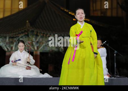 29 settembre 2021-Seoul, Corea del Sud-Lee Choon Hee, cantante maestro di Pansori (recita una canzone drammatica della tradizione coreana), si esibisce sul palco durante un concerto Untact di spettacolo culturale sudcoreana presso il Museo Nazionale di Corea a Seoul, Corea del Sud. I casi quotidiani di coronavirus in Corea del Sud sono rimasti negli anni '2.000s per un quarto giorno Mercoledì, rimbalzando al secondo più grande dopo lo scoppio del COVID-19 nel gennaio dello scorso anno su un picco di infezioni nella grande zona di Seul. (Foto di Seung-il Ryu/NurPhoto) Foto Stock