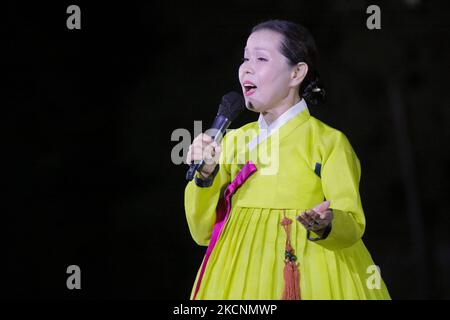 29 settembre 2021-Seoul, Corea del Sud-Lee Choon Hee, cantante maestro di Pansori (recita una canzone drammatica della tradizione coreana), si esibisce sul palco durante un concerto Untact di spettacolo culturale sudcoreana presso il Museo Nazionale di Corea a Seoul, Corea del Sud. I casi quotidiani di coronavirus in Corea del Sud sono rimasti negli anni '2.000s per un quarto giorno Mercoledì, rimbalzando al secondo più grande dopo lo scoppio del COVID-19 nel gennaio dello scorso anno su un picco di infezioni nella grande zona di Seul. (Foto di Seung-il Ryu/NurPhoto) Foto Stock