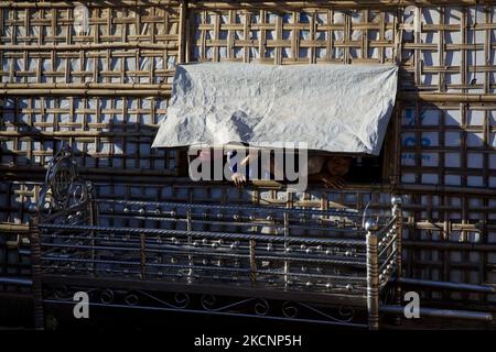 Il popolo Rohingya partecipa ai funerali del leader Rohingya Mohibullah nel campo profughi di Kutupalang nel bazar di Coxâ, Bangladesh il 30,2021 settembre (Foto di Mushfiqul Alam/NurPhoto) Foto Stock