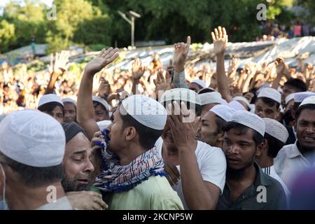 Il popolo Rohingya partecipa ai funerali del leader Rohingya Mohibullah nel campo profughi di Kutupalang nel bazar di Coxâ, Bangladesh il 30,2021 settembre (Foto di Mushfiqul Alam/NurPhoto) Foto Stock