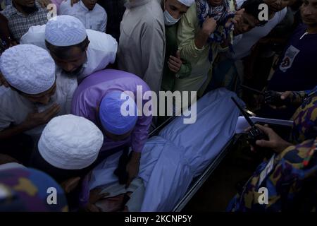 Il popolo Rohingya partecipa ai funerali del leader Rohingya Mohibullah nel campo profughi di Kutupalang nel bazar di Coxâ, Bangladesh il 30,2021 settembre (Foto di Mushfiqul Alam/NurPhoto) Foto Stock