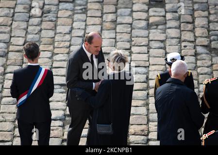 Il primo ministro francese Jean Castex parla con l'ex ministro Michel Alliot-Marie al termine del tributo nazionale a Maxime Blasco, un soldato ucciso in Mali il 24 settembre, tenutosi presso l'Hotel des Invalides di Parigi il 29 settembre 2021. (Foto di Andrea Savorani Neri/NurPhoto) Foto Stock