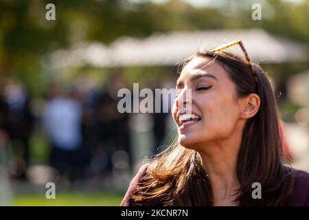 Alexandria Ocasio-Cortez (D-NY) ride al Congresso mentre parla per una protesta al Campidoglio degli Stati Uniti, ospitata da People’s Watch. I manifestanti sono al Campidoglio da lunedì 27 settembre e intendono continuare la protesta fino a quando il Congresso non avrà superato il Build Back Better Act (noto anche come budget per la riconciliazione) e i suoi investimenti in soluzioni sanitarie, di cittadinanza e climatiche. (Foto di Allison Bailey/NurPhoto) Foto Stock