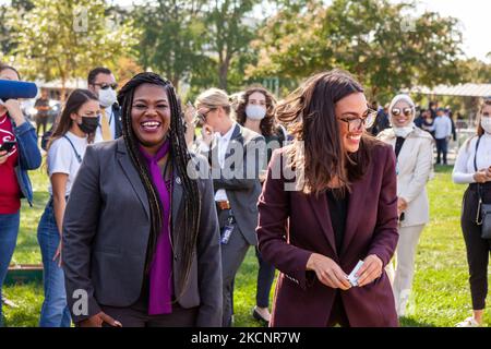 Il Congresso Cori Bush (D-MO) e Alexandria Ocasio-Cortez (D-NY) condividono una risata mentre parlano di una protesta al Campidoglio degli Stati Uniti, ospitata da People’s Watch. I manifestanti sono al Campidoglio da lunedì 27 settembre e intendono continuare la protesta fino a quando il Congresso non avrà superato il Build Back Better Act (noto anche come budget per la riconciliazione) e i suoi investimenti in soluzioni sanitarie, di cittadinanza e climatiche. (Foto di Allison Bailey/NurPhoto) Foto Stock